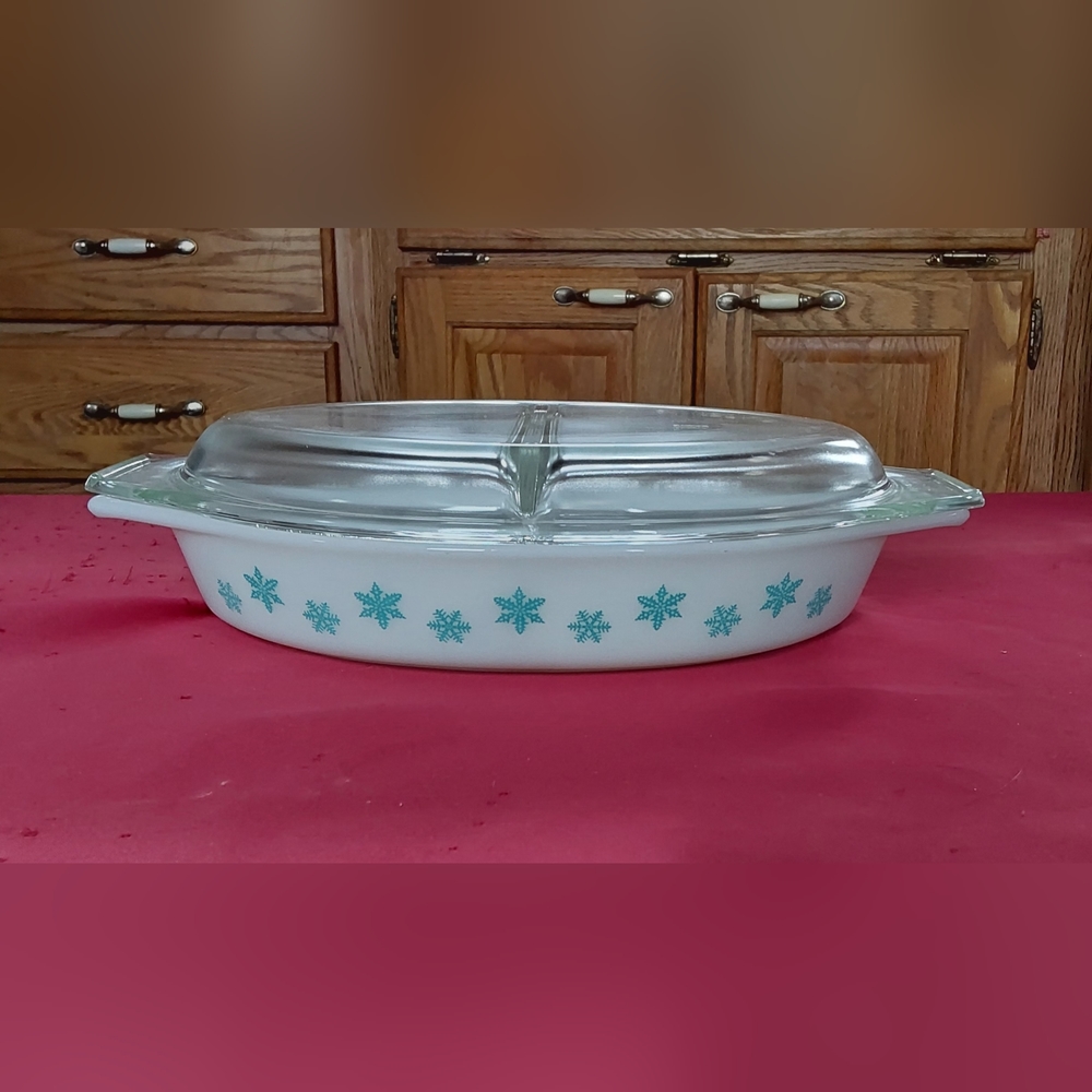 Pyrex 1.5 Quart Divided Casserole Dish W/Pyrex lid.